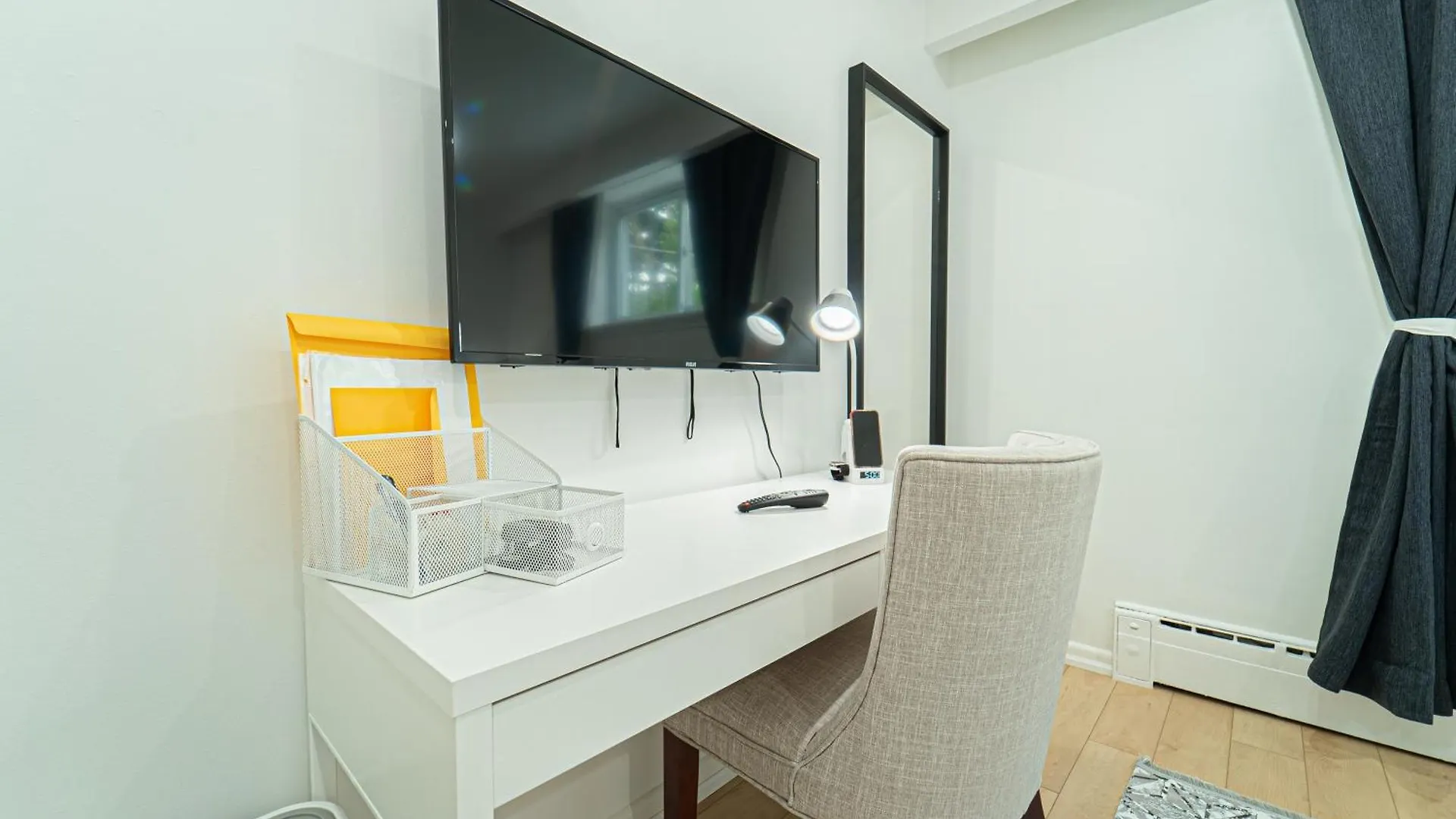 Quiet & Comfortable Double Private Room, Free Parking Toronto Canada