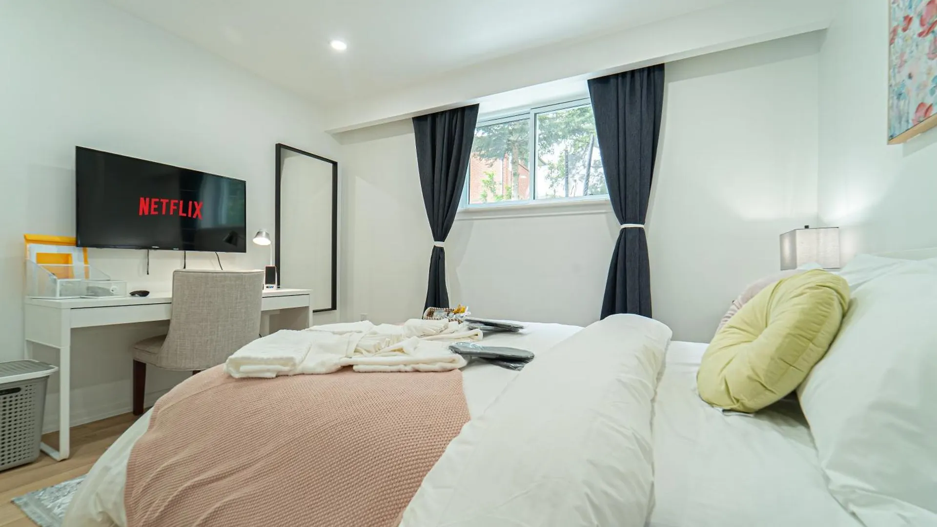 Quiet & Comfortable Double Private Room, Free Parking Toronto