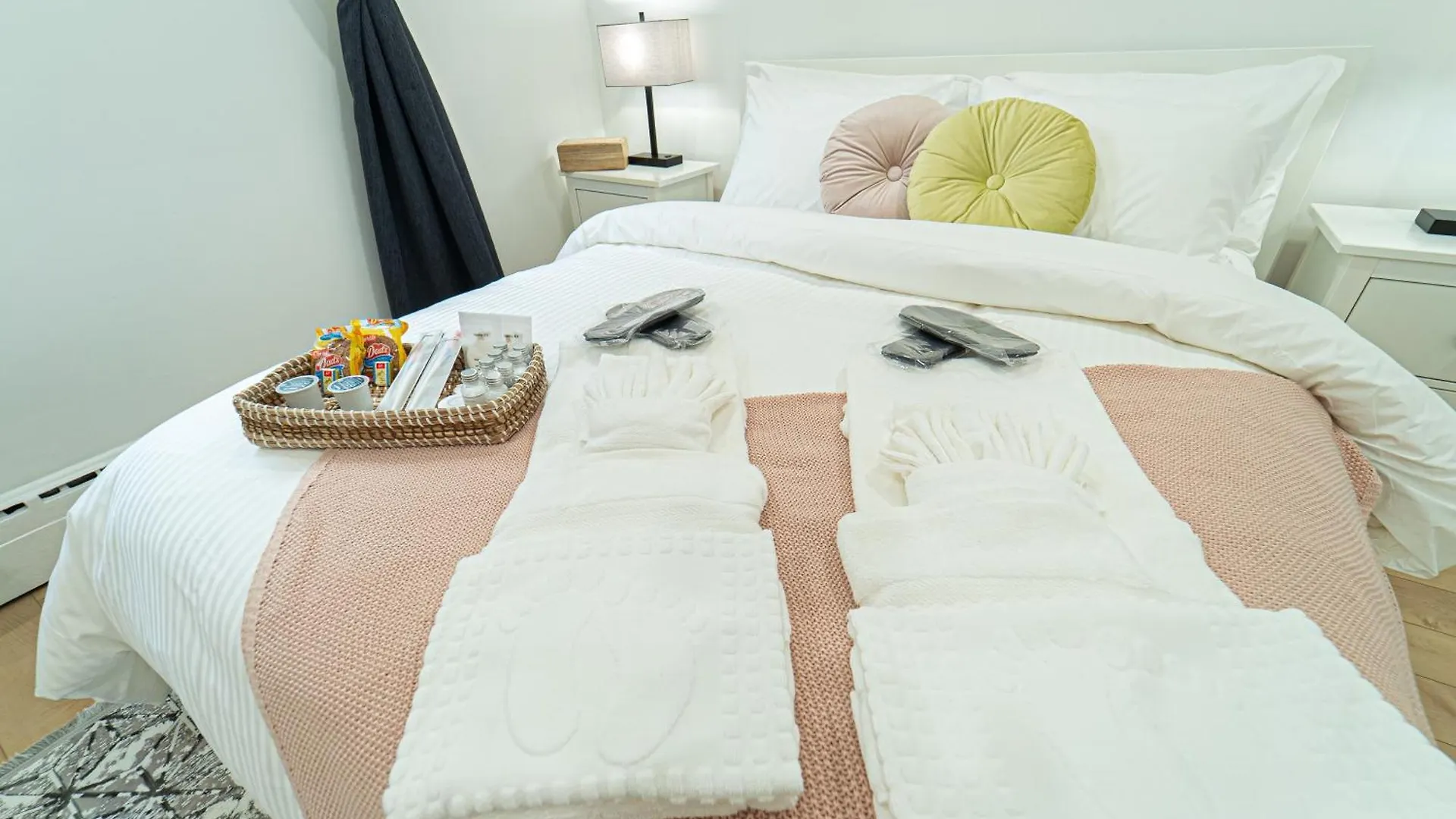 Quiet & Comfortable Double Private Room, Free Parking Toronto Homestay